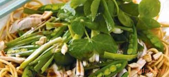 Σαλάτα με noodles, κοτόπουλο και αρακά - www.sidages.gr