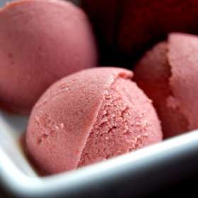 Σπιτικό παγωτό φράουλα