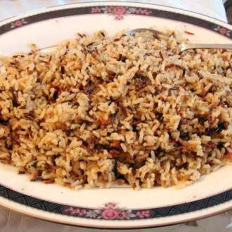 Ρύζι με σταφίδες και κουκουνάρι