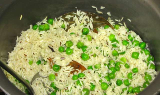 Αρακάς με ρύζι με βούτυρο