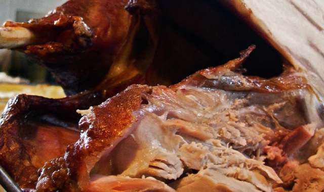 Γαλοπούλα γεμιστή με μανιτάρια και καρύδια