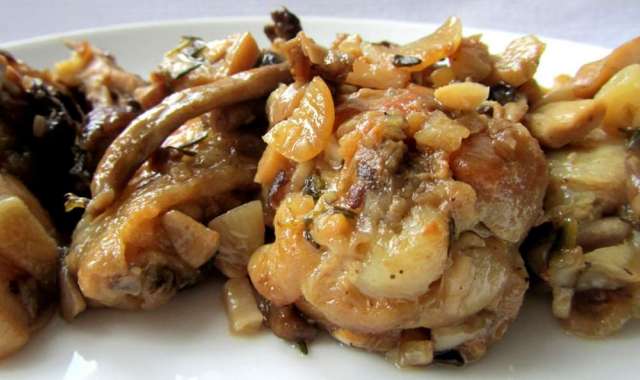 Κοτόπουλο λεμονάτο με μανιτάρια πλευρώτους στο φούρνο