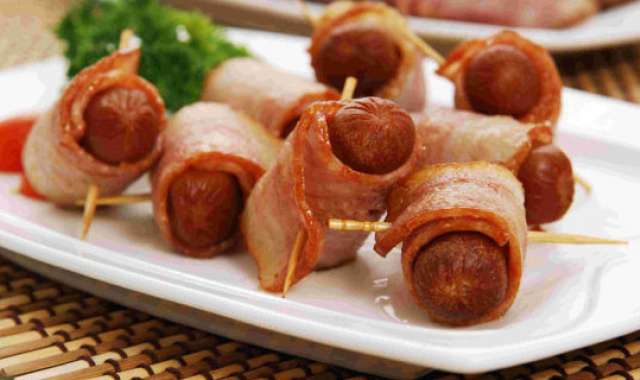Καπνιστά λουκανικά με μπέικον - Smoked bacon sausages