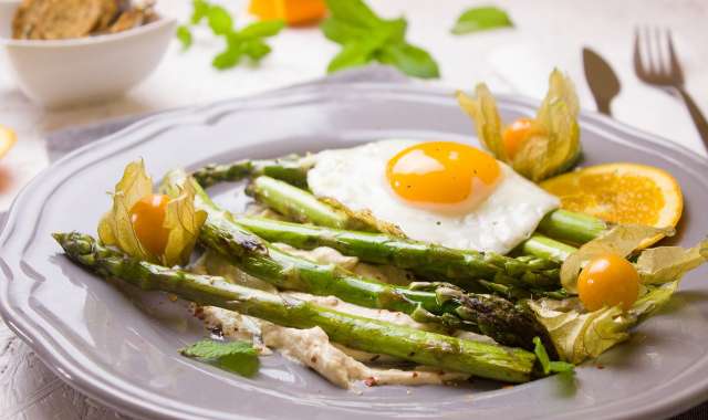 Σπαράγγια με καβουρδισμένα κουκουνάρια και βινεγκρέτ λεμονιού