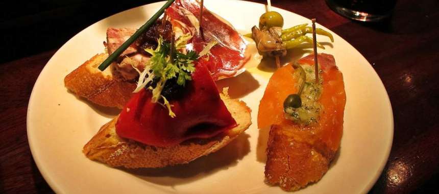 Καναπεδάκια με φρέσκα λαχανικά και αυγοτάραχο