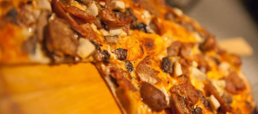 Πίτσα με πέστο, κολοκυθάκια, και πεκορίνο