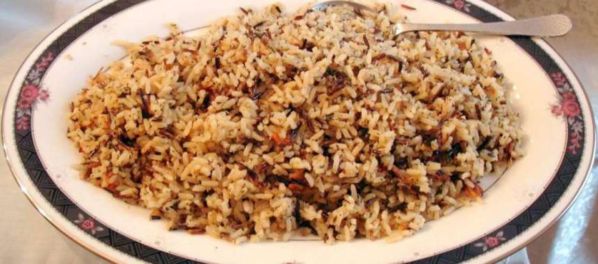 Ρύζι με σταφίδες και κουκουνάρι