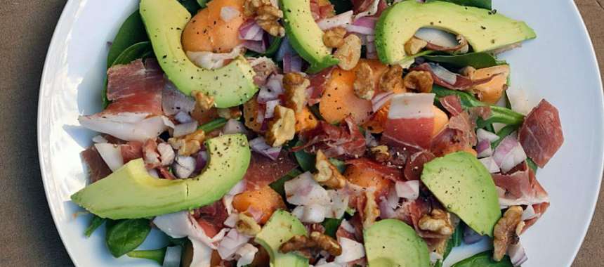Σαλάτα με προσούτο, παρμεζάνα και αβοκάντο
