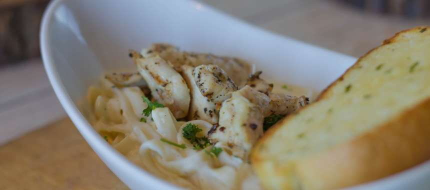 Κοτόπουλο με χυλοπίτες και σάλτσα μουστάρδας 