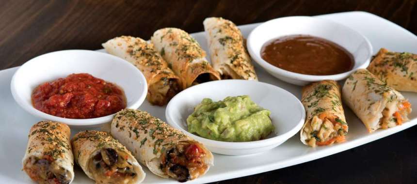 Τορτίγιες με ψητό κοτόπουλο, μοτσαρέλα και βασιλικό