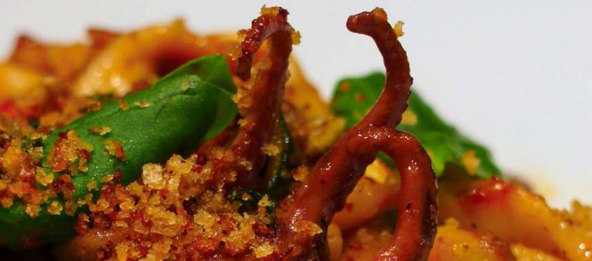 Χταπόδι κοκκινιστό με κρεμμύδια